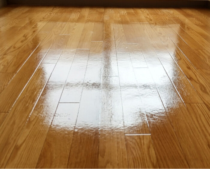 ワックスで光沢のあるフローリング